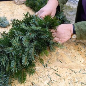 Girlandenbinden für den Osterbrunnen