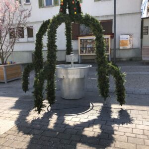Osterbrunnen 2025: Aufstellen des Brunnens am 4. April