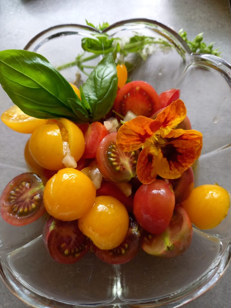 Bunter Tomatensalat – LandFrauenverein Sulzbach an der Murr Bunter Tomatensalat – LandFrauenverein Sulzbach an der Murr